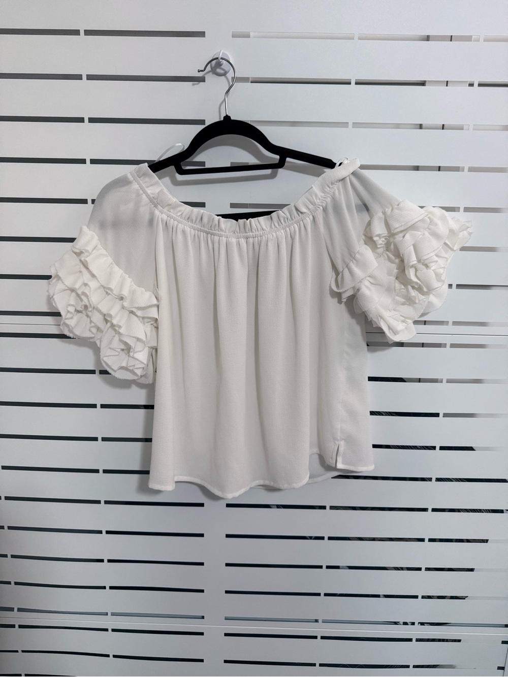 Vince Camuto White Off-Shoulder Ruffle Sleeve Blouse